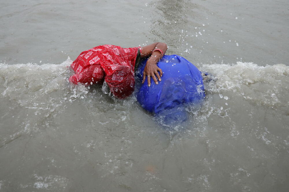 Obredno kupanje u Gangu, Foto: Reuters