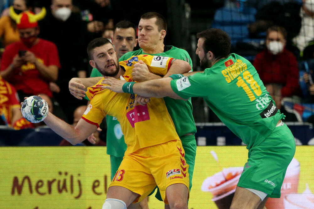 Kuzmanovski u zagrljaju naših igrača, Foto: Reuters