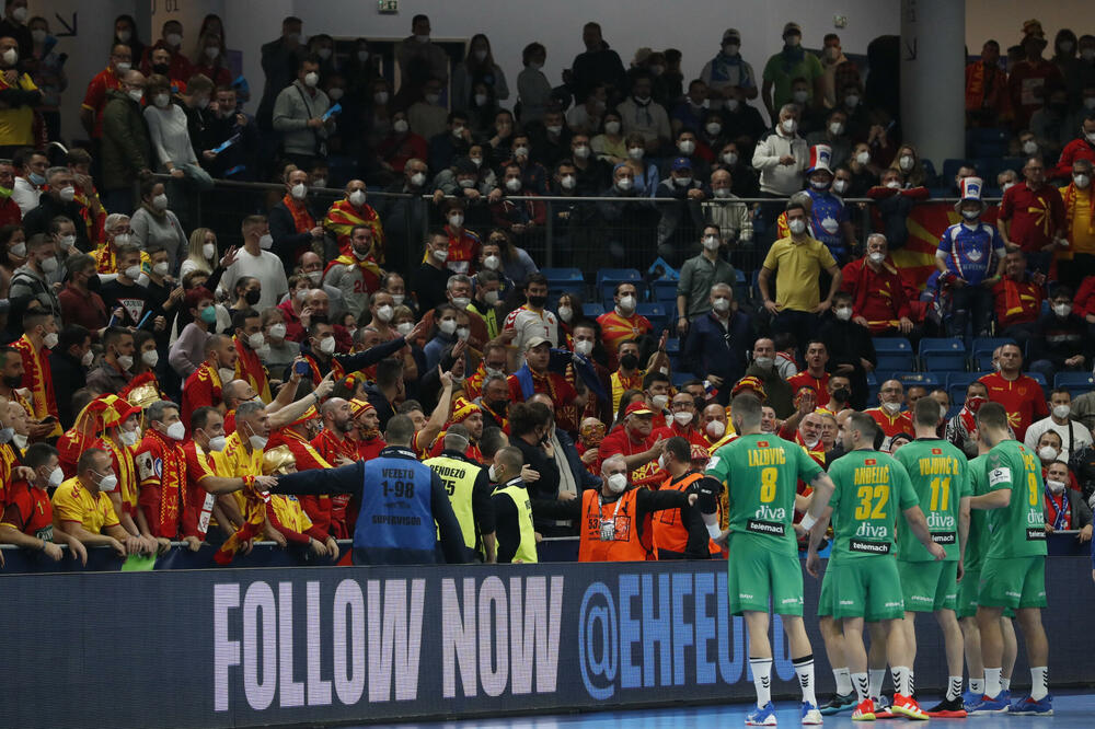 Crnogorski rukometaši i makedonski navijači, Foto: Reuters