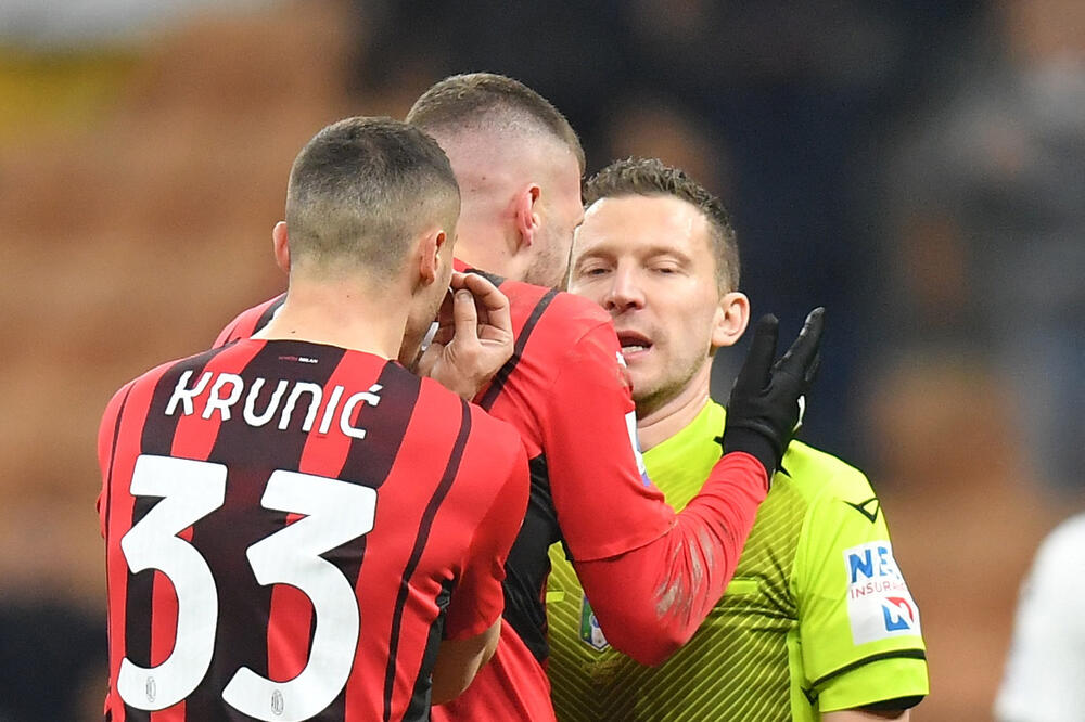 Igrači Milana sa sudijom Serom, Foto: Reuters