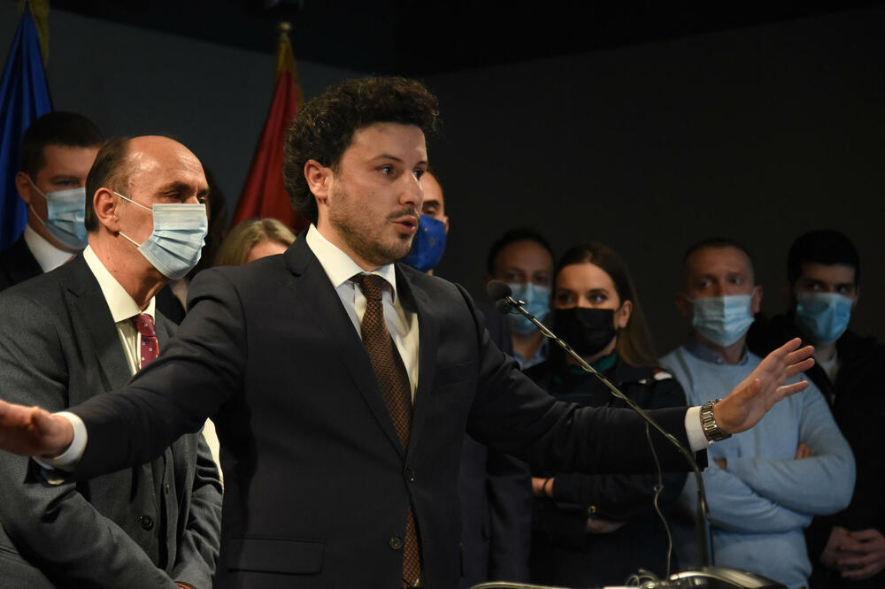 Abazović se obraća na jučerašnjoj pres konferenciji koalicije "Crno na bijelo", Foto: Boris Pejović