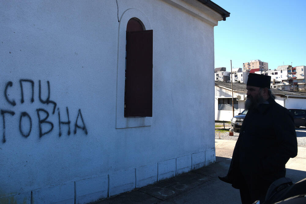 Uvredljiv grafit na crkvi, Foto: Boris Pejović