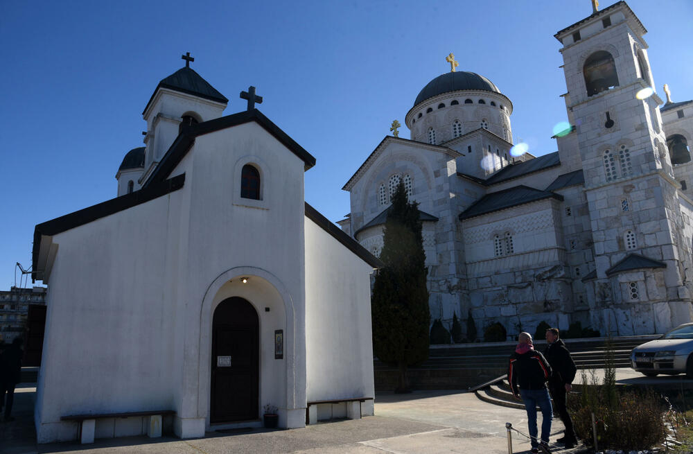 <p>"U moru podjela i nesuglasica koje se dešavaju svakog dana i ponavljaju u sve gorim oblicima, ovo je još jedan atak na Srpsku pravoslavnu crkvu (SPC), koja okuplja ubjedljivo najveći broj vjernika u Crnoj Gori i već godinama je prepoznata kao organizacija u koju građani Crne Gore imaju najviše povjerenja", saopšteno je iz SNP</p>