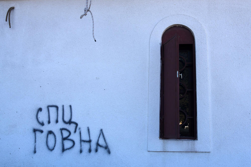 <p>"U moru podjela i nesuglasica koje se dešavaju svakog dana i ponavljaju u sve gorim oblicima, ovo je još jedan atak na Srpsku pravoslavnu crkvu (SPC), koja okuplja ubjedljivo najveći broj vjernika u Crnoj Gori i već godinama je prepoznata kao organizacija u koju građani Crne Gore imaju najviše povjerenja", saopšteno je iz SNP</p>