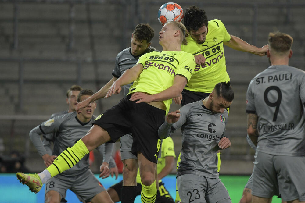 Sa sinoćnje utakmice Sent Paulija i Dortmunda, Foto: Reuters