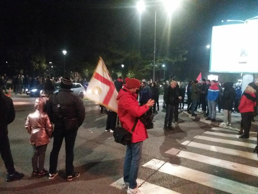 <p>Prema informacijama "Vijesti", skup navodno organizuju ljudi bliski premijeru Zdravku Krivokapiću. Među okupljenima bili su poslanici Demokratske Crne Gore Momo Koprivica, Vladimir Martinović, Albin Ćeman, poslanik Ujedinjene Crne Gore Vladimir Dobričanin, Prave Crne Gore Marko Milačić...</p>