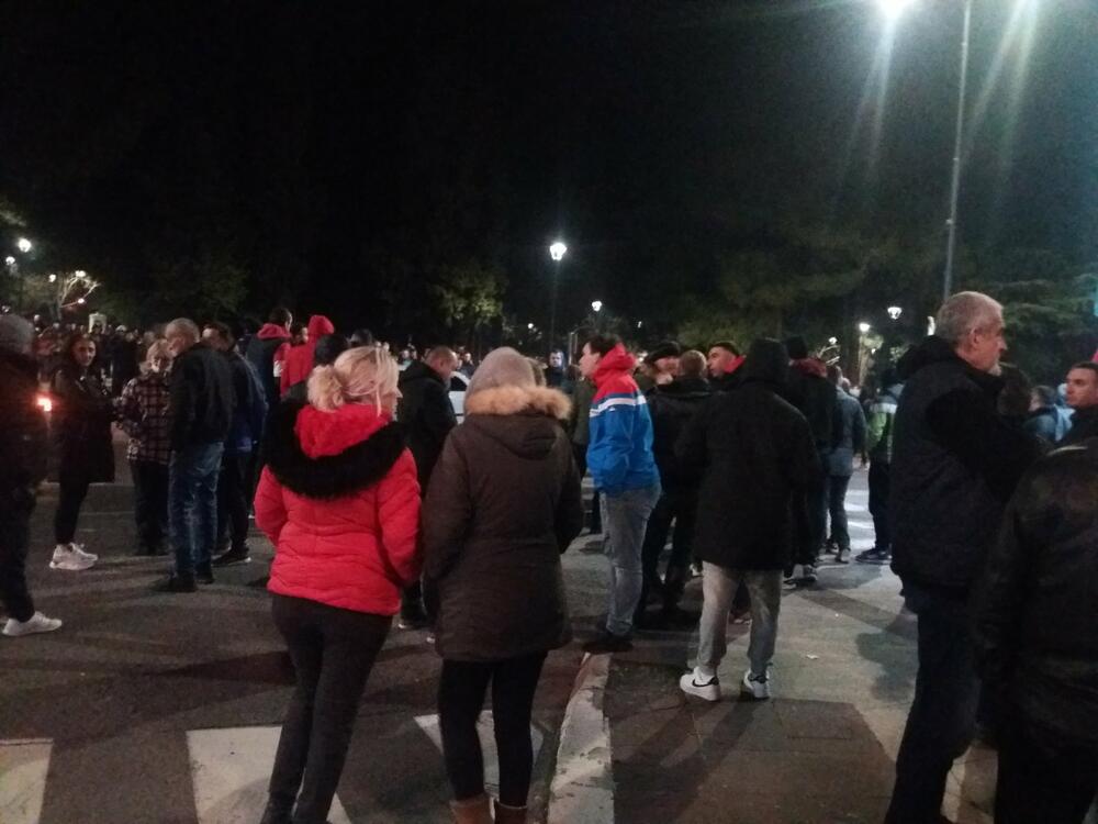 <p>Prema informacijama "Vijesti", skup navodno organizuju ljudi bliski premijeru Zdravku Krivokapiću. Među okupljenima bili su poslanici Demokratske Crne Gore Momo Koprivica, Vladimir Martinović, Albin Ćeman, poslanik Ujedinjene Crne Gore Vladimir Dobričanin, Prave Crne Gore Marko Milačić...</p>