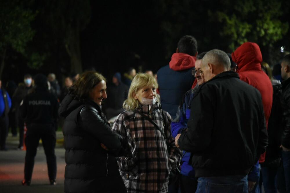 <p>Prema informacijama "Vijesti", skup navodno organizuju ljudi bliski premijeru Zdravku Krivokapiću. Među okupljenima bili su poslanici Demokratske Crne Gore Momo Koprivica, Vladimir Martinović, Albin Ćeman, poslanik Ujedinjene Crne Gore Vladimir Dobričanin, Prave Crne Gore Marko Milačić...</p>