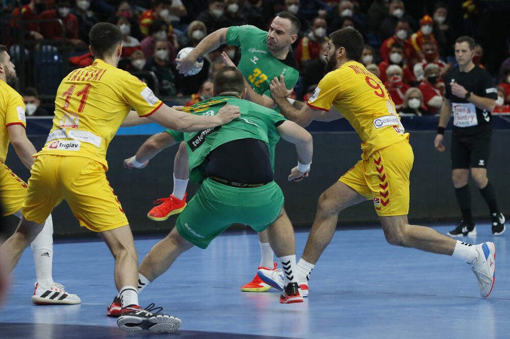 Spremni za novu bitku: Božo Anđelić i Nemanja Grbović na meču sa Sjevernom Makedonijom, Foto: Reuters