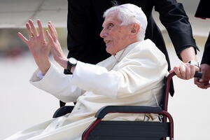 Optužbe na račun bivšeg pape: Znao za sveštenike koji su...