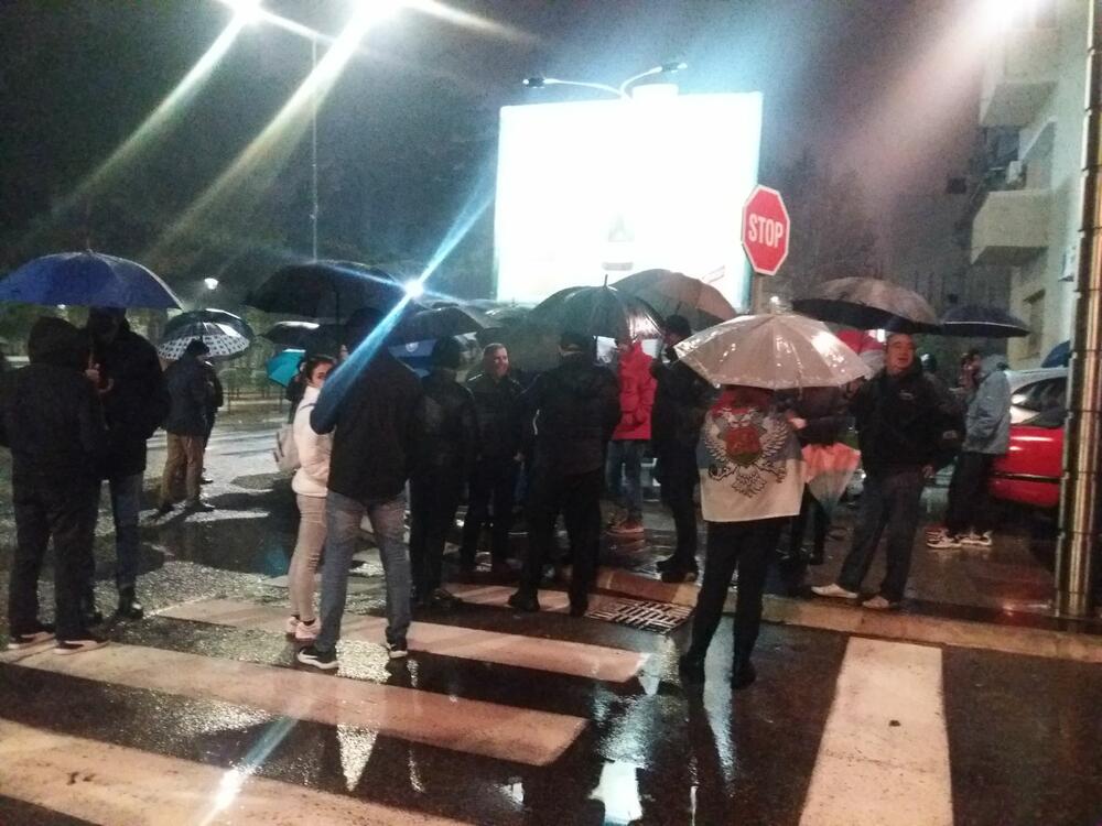 <p>Okupljeni poručili da će nastaviti sa skupovima i pozvali političare da im se pridruže</p>