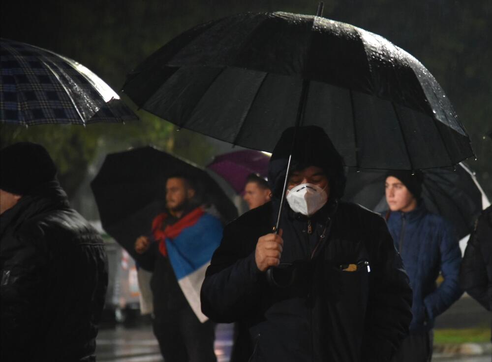 <p>Okupljeni poručili da će nastaviti sa skupovima i pozvali političare da im se pridruže</p>
