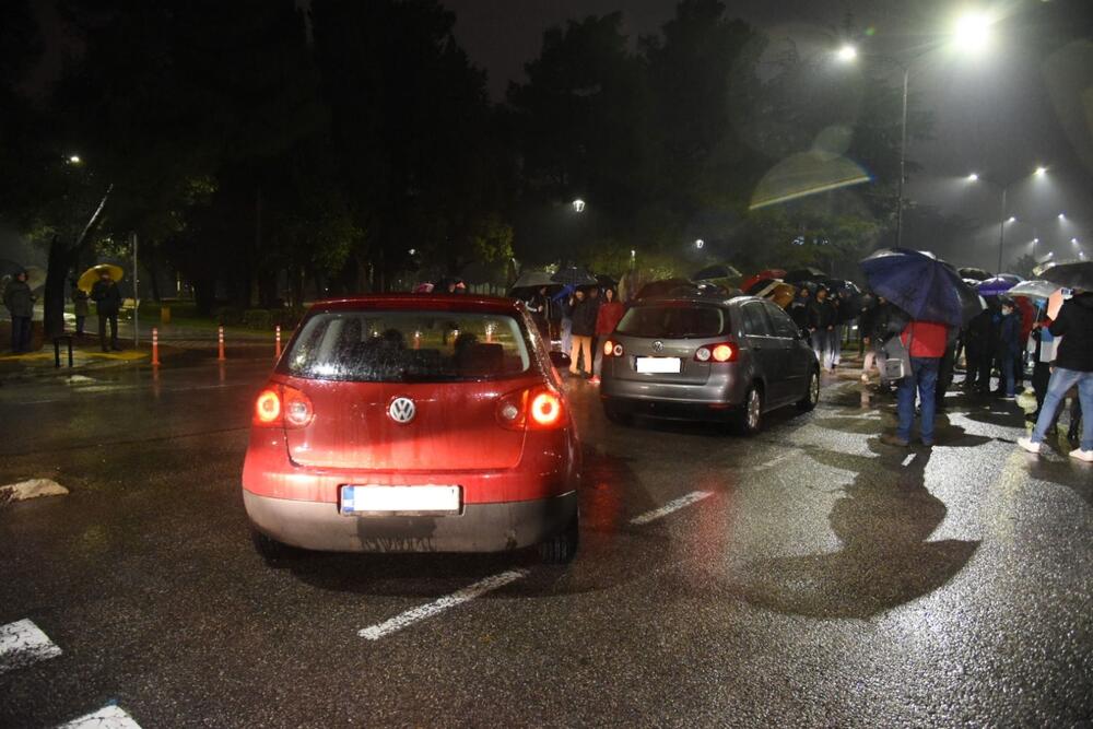 <p>Okupljeni poručili da će nastaviti sa skupovima i pozvali političare da im se pridruže</p>