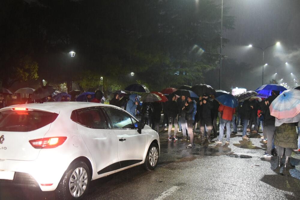 <p>Okupljeni poručili da će nastaviti sa skupovima i pozvali političare da im se pridruže</p>