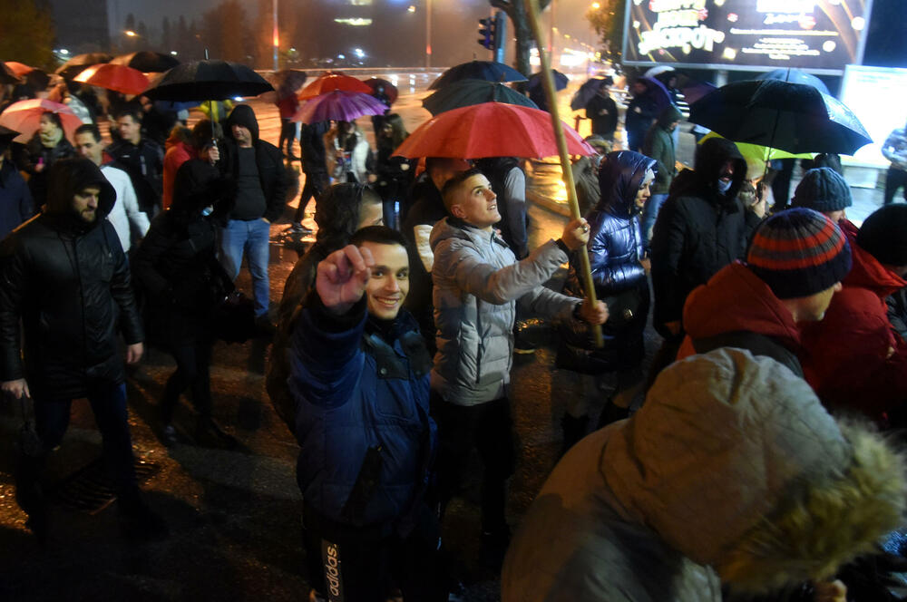 <p>Okupljeni poručili da će nastaviti sa skupovima i pozvali političare da im se pridruže</p>