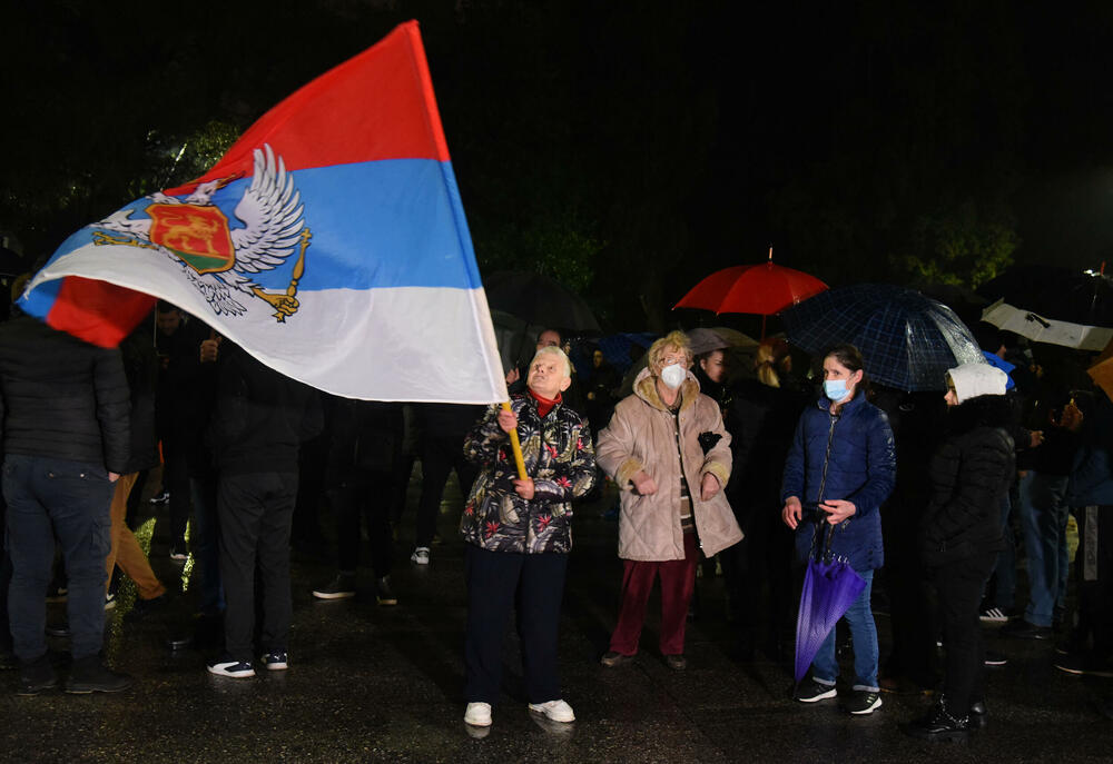 <p>Okupljeni poručili da će nastaviti sa skupovima i pozvali političare da im se pridruže</p>