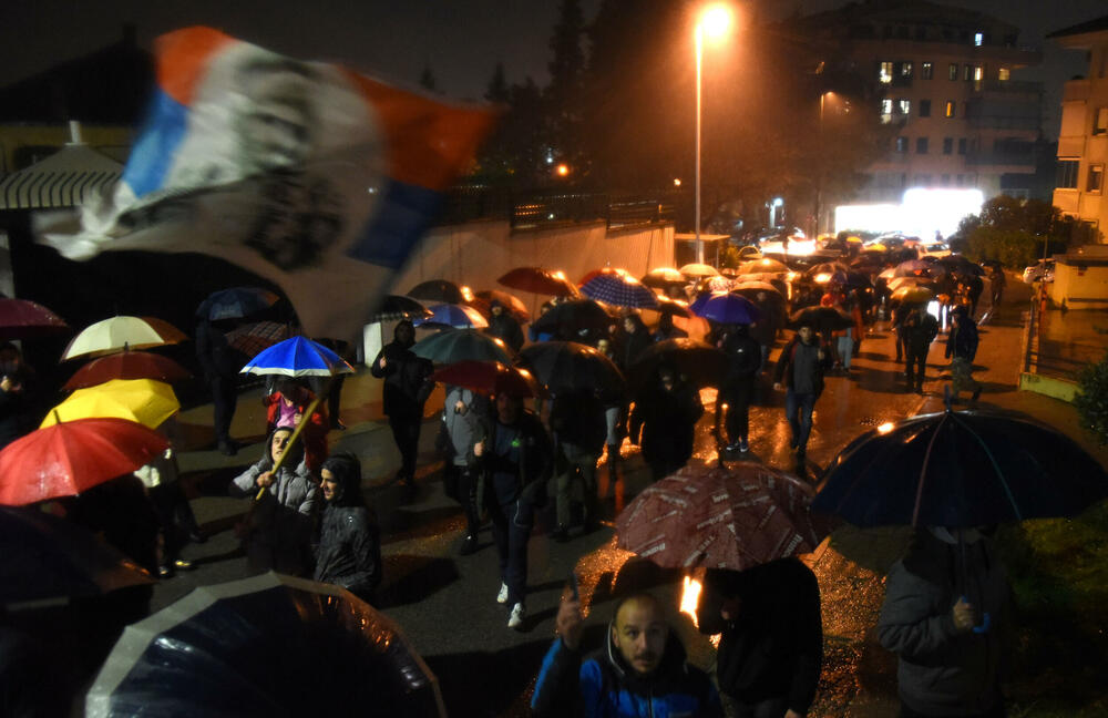 <p>Okupljeni poručili da će nastaviti sa skupovima i pozvali političare da im se pridruže</p>