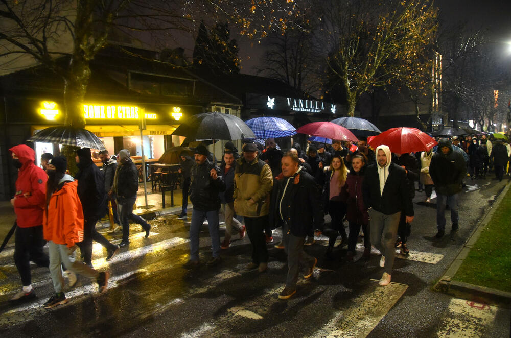 <p>Okupljeni poručili da će nastaviti sa skupovima i pozvali političare da im se pridruže</p>