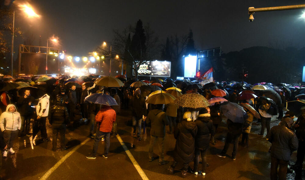 <p>Okupljeni poručili da će nastaviti sa skupovima i pozvali političare da im se pridruže</p>