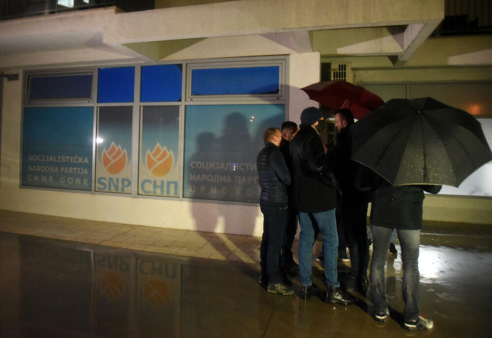 <p>Okupljeni poručili da će nastaviti sa skupovima i pozvali političare da im se pridruže</p>