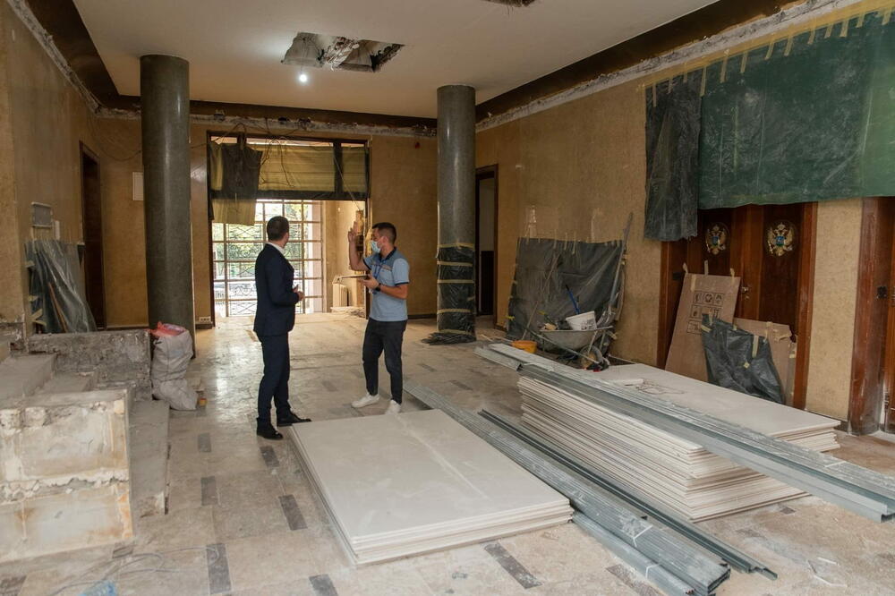 Bečić prilikom obilaska radova u avgustu u zgradi parlamenta, Foto: Skupština Crne Gore