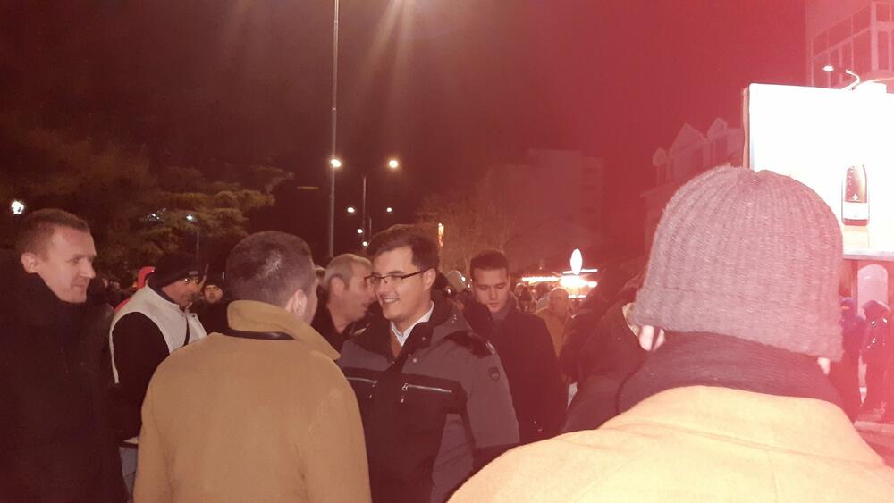 <p>Jedan od okupljenih je tokom Abazovićevog obraćanja uzviknuo: "Neće nama Šiptari komandovati", na šta je reagovao dio okupljenih protestujući protiv takvog obraćanja</p>