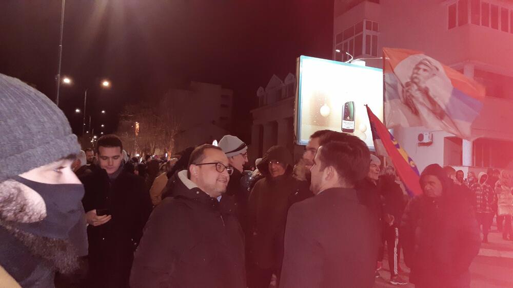 <p>Jedan od okupljenih je tokom Abazovićevog obraćanja uzviknuo: "Neće nama Šiptari komandovati", na šta je reagovao dio okupljenih protestujući protiv takvog obraćanja</p>