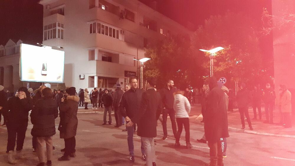 <p>Jedan od okupljenih je tokom Abazovićevog obraćanja uzviknuo: "Neće nama Šiptari komandovati", na šta je reagovao dio okupljenih protestujući protiv takvog obraćanja</p>