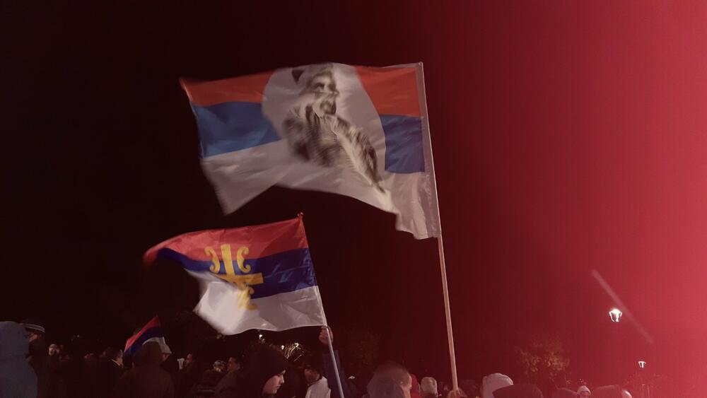 <p>Jedan od okupljenih je tokom Abazovićevog obraćanja uzviknuo: "Neće nama Šiptari komandovati", na šta je reagovao dio okupljenih protestujući protiv takvog obraćanja</p>