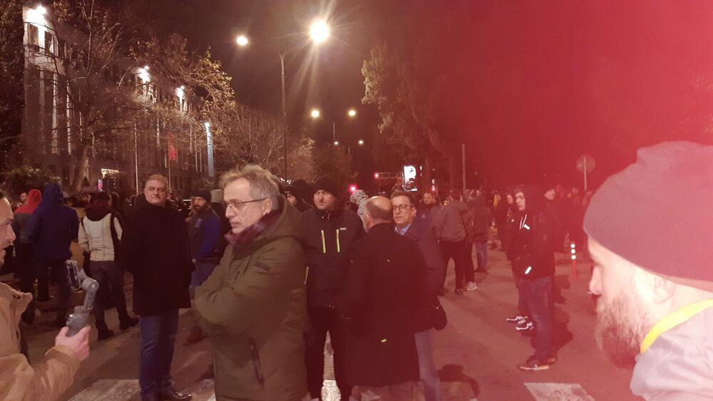 <p>Jedan od okupljenih je tokom Abazovićevog obraćanja uzviknuo: "Neće nama Šiptari komandovati", na šta je reagovao dio okupljenih protestujući protiv takvog obraćanja</p>