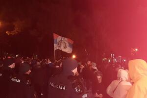 Protest ispred Vlade i zgrade RTCG, Abazović se nakratko obratio