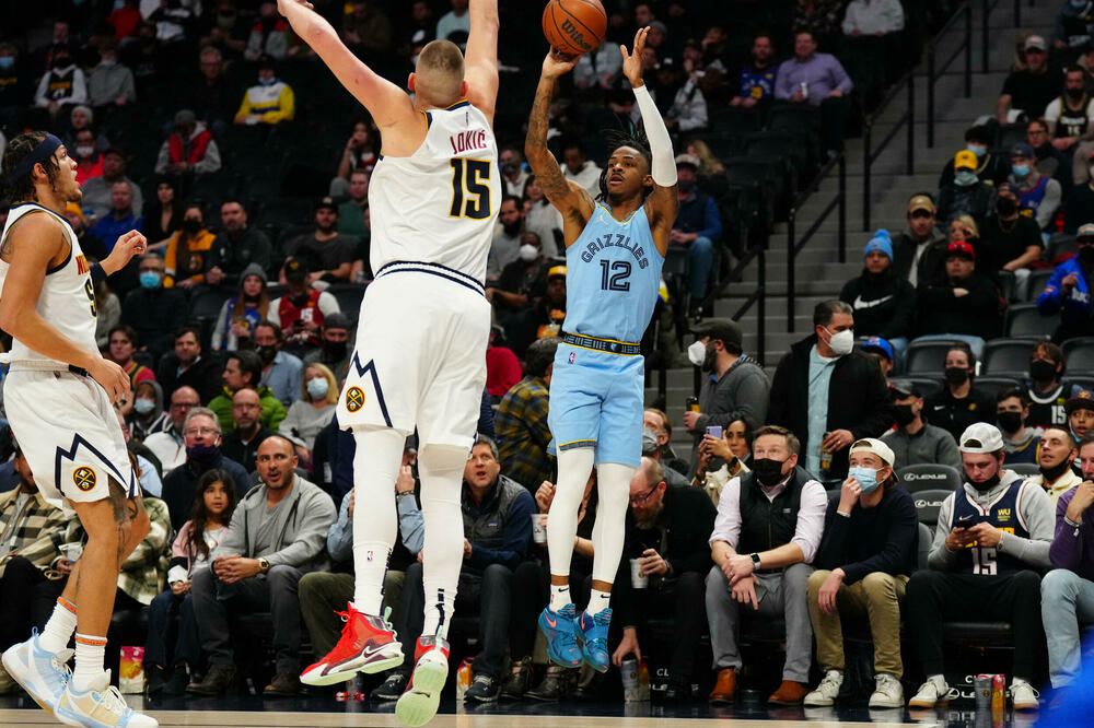 Morant šutira preko Jokića, Foto: Reuters
