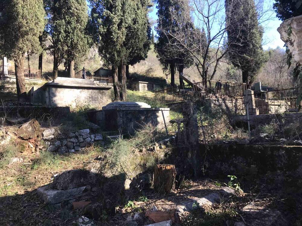 <p>Starješina crkve Mirčeta Šljivančanin ističe i da su se na taj potez odlučili zato što se groblje nalazi u blizini crkve, zbog "duga prema precima", ali i da uređivanje zahtijeva ozbiljniji pristup, te i da se vremenom uključi više činilaca u društvu</p>