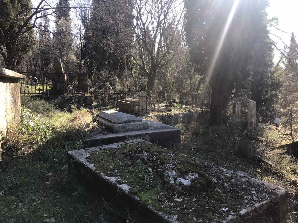 <p>Starješina crkve Mirčeta Šljivančanin ističe i da su se na taj potez odlučili zato što se groblje nalazi u blizini crkve, zbog "duga prema precima", ali i da uređivanje zahtijeva ozbiljniji pristup, te i da se vremenom uključi više činilaca u društvu</p>