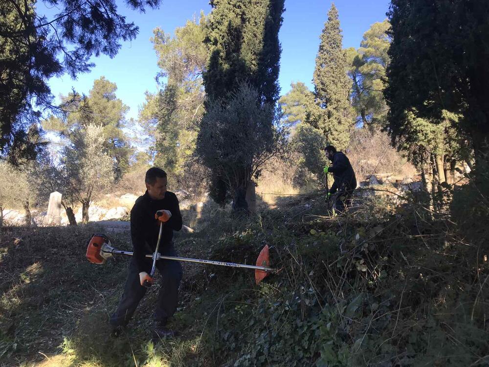 <p>Starješina crkve Mirčeta Šljivančanin ističe i da su se na taj potez odlučili zato što se groblje nalazi u blizini crkve, zbog "duga prema precima", ali i da uređivanje zahtijeva ozbiljniji pristup, te i da se vremenom uključi više činilaca u društvu</p>