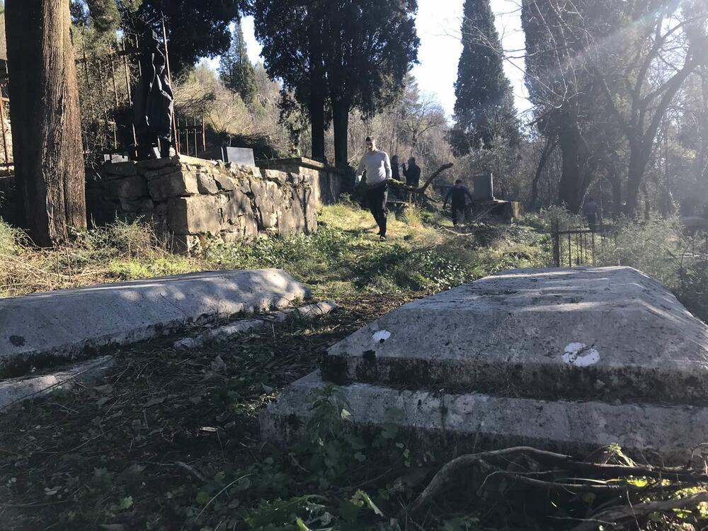 <p>Starješina crkve Mirčeta Šljivančanin ističe i da su se na taj potez odlučili zato što se groblje nalazi u blizini crkve, zbog "duga prema precima", ali i da uređivanje zahtijeva ozbiljniji pristup, te i da se vremenom uključi više činilaca u društvu</p>