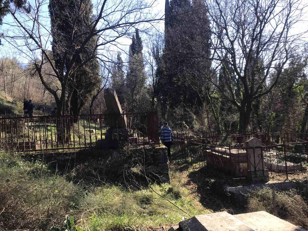 <p>Starješina crkve Mirčeta Šljivančanin ističe i da su se na taj potez odlučili zato što se groblje nalazi u blizini crkve, zbog "duga prema precima", ali i da uređivanje zahtijeva ozbiljniji pristup, te i da se vremenom uključi više činilaca u društvu</p>