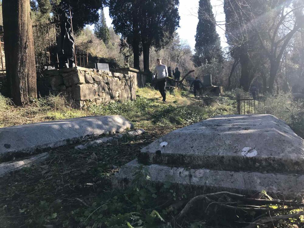 <p>Starješina crkve Mirčeta Šljivančanin ističe i da su se na taj potez odlučili zato što se groblje nalazi u blizini crkve, zbog "duga prema precima", ali i da uređivanje zahtijeva ozbiljniji pristup, te i da se vremenom uključi više činilaca u društvu</p>