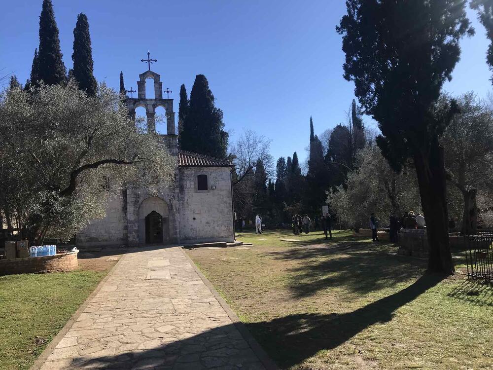 <p>Starješina crkve Mirčeta Šljivančanin ističe i da su se na taj potez odlučili zato što se groblje nalazi u blizini crkve, zbog "duga prema precima", ali i da uređivanje zahtijeva ozbiljniji pristup, te i da se vremenom uključi više činilaca u društvu</p>