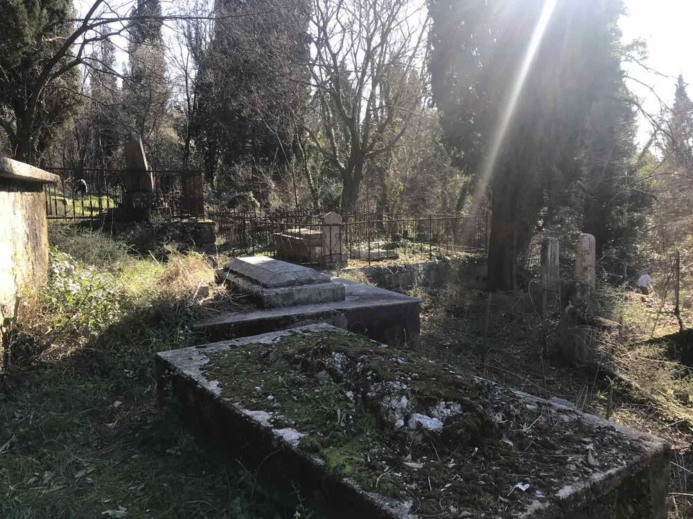 <p>Starješina crkve Mirčeta Šljivančanin ističe i da su se na taj potez odlučili zato što se groblje nalazi u blizini crkve, zbog "duga prema precima", ali i da uređivanje zahtijeva ozbiljniji pristup, te i da se vremenom uključi više činilaca u društvu</p>