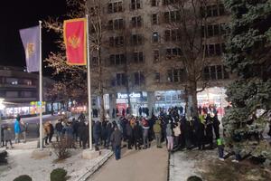 Protest u NK, ispred prostorija GP URA: Da se vrate pregovorima...