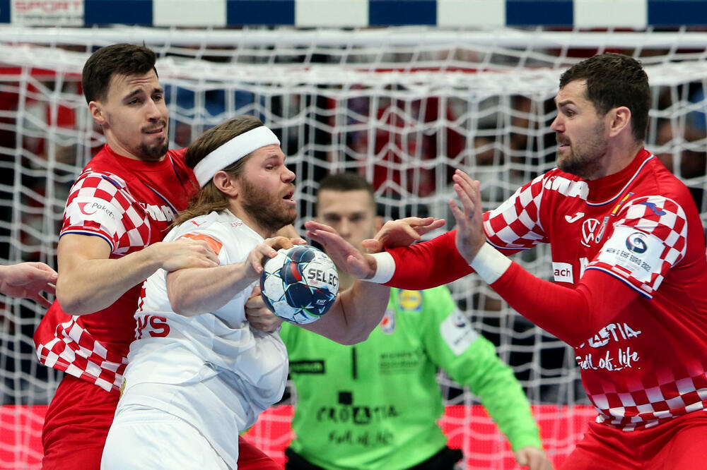 Mikel Hansen u sendviču Ivana Martinovića i Jakova Gojuna, Foto: Reuters