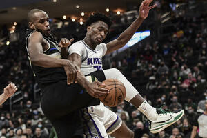 Midlton trojkom srušio Sakramento, Finiks ne ispušta najbolji skor...