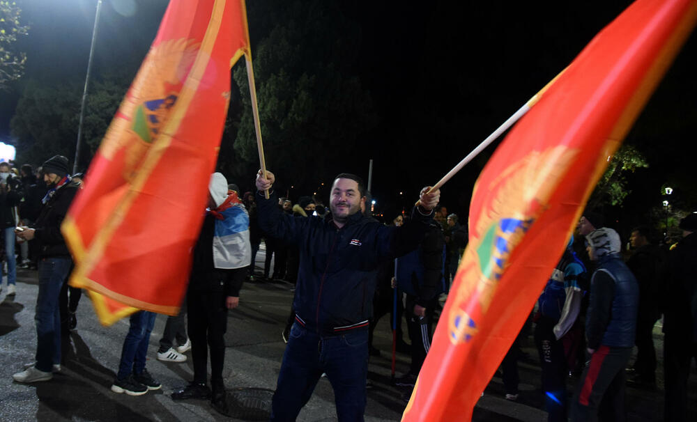 <p>Dok se Spajić obraćao novinarima, građani su skandirali "osnivajte partiju"</p>