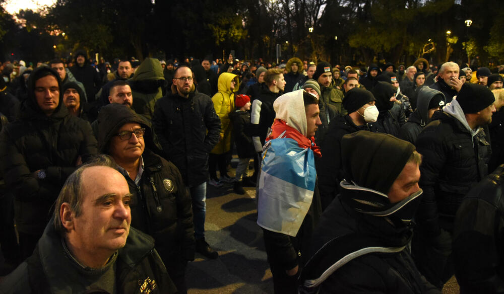 <p>Dok se Spajić obraćao novinarima, građani su skandirali "osnivajte partiju"</p>