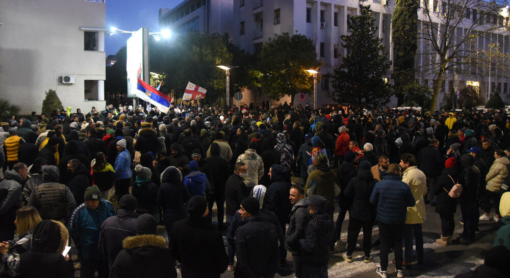 <p>Dok se Spajić obraćao novinarima, građani su skandirali "osnivajte partiju"</p>