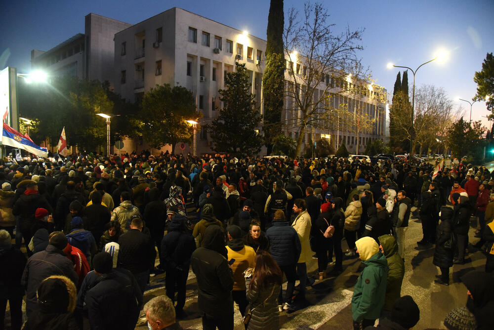 <p>Dok se Spajić obraćao novinarima, građani su skandirali "osnivajte partiju"</p>