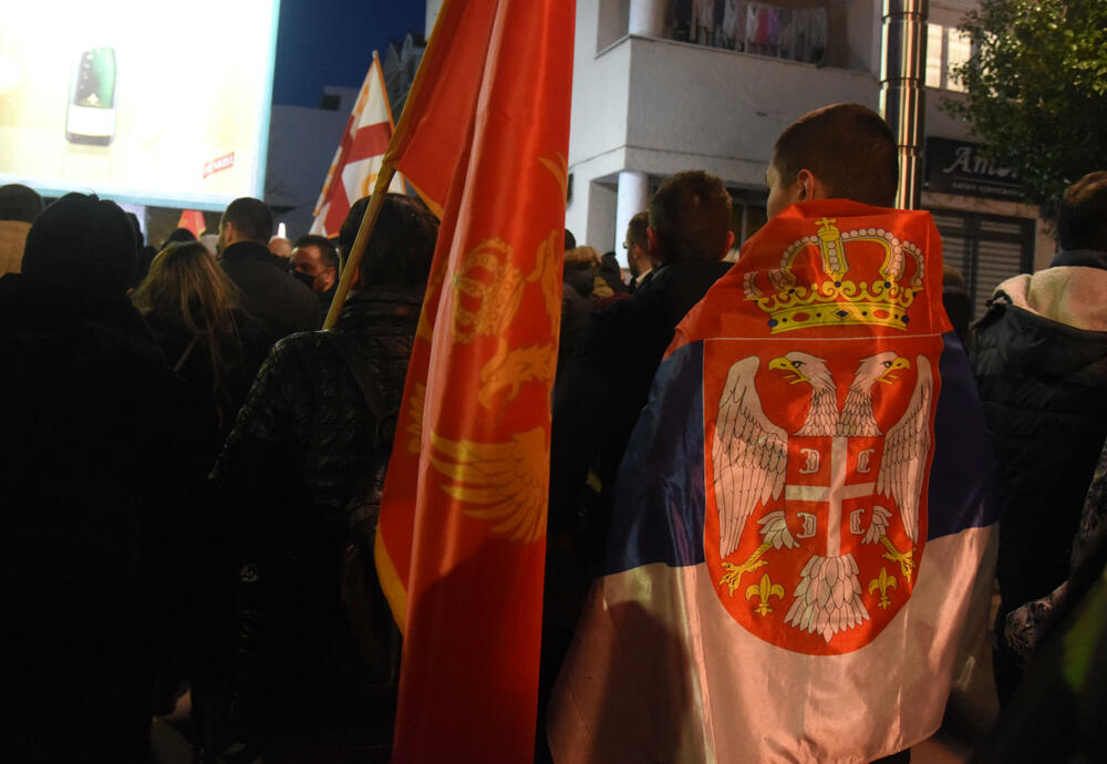 <p>Dok se Spajić obraćao novinarima, građani su skandirali "osnivajte partiju"</p>