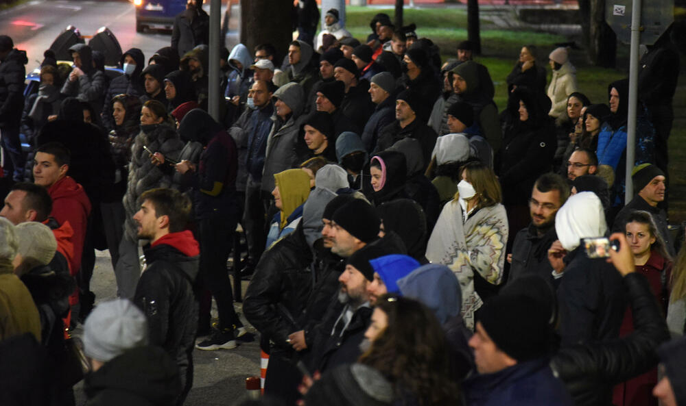 <p>Dok se Spajić obraćao novinarima, građani su skandirali "osnivajte partiju"</p>