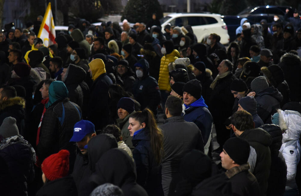 <p>Dok se Spajić obraćao novinarima, građani su skandirali "osnivajte partiju"</p>